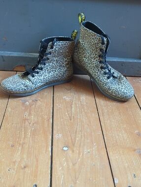 Dr. Martens Shoreditch Leopard Print